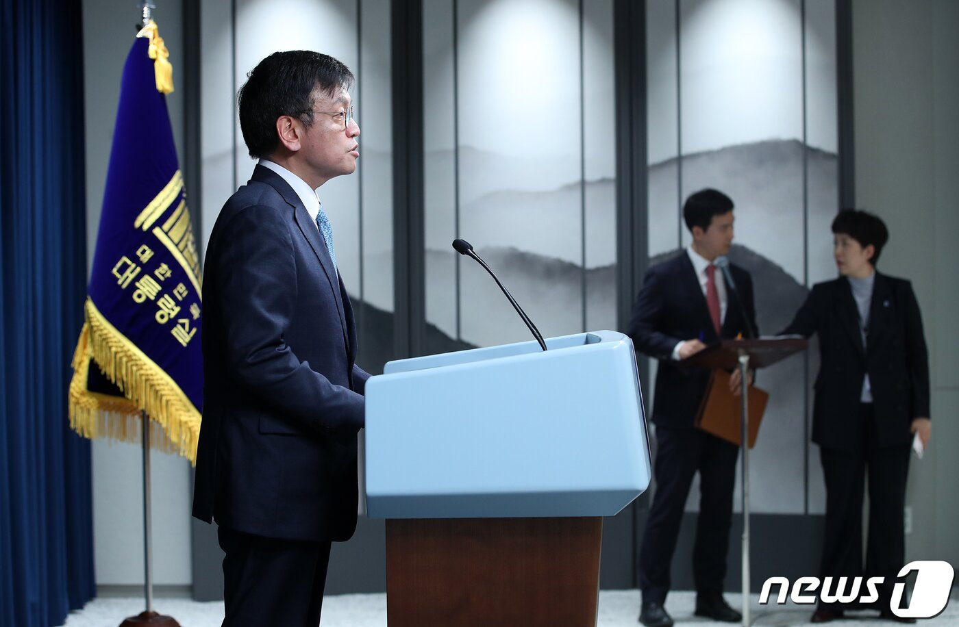 본문 이미지 - 최상목 경제수석이 19일 오후 용산 대통령실 청사에서 미국 순방 관련 브리핑을 하고 있다. 2023.4.19/뉴스1 ⓒ News1 오대일 기자