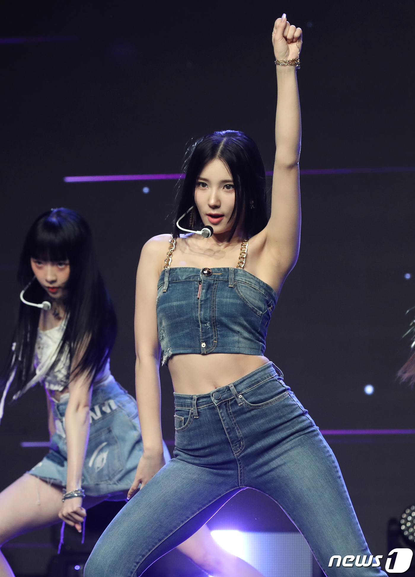 (서울=뉴스1) 권현진 기자 = 그룹 앨리스의 소희가 19일 오후 서울 강남구 일지아트홀에서 가진 두 번째 싱글앨범 'SHOW DOWN' 발매기념 쇼케이스에서 신곡을 선보이고 있다 …