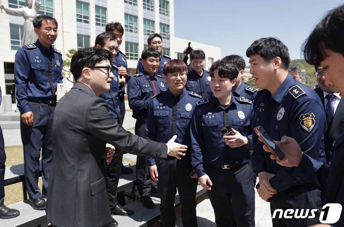 한동훈 법무부 장관이 19일 충북 법무연수원 진천 본원에서 교정공무원을 대상으로 강의한 후 격려하고 있다. 교정공무원 교육과정에서 법무부 장관이 강의하는 것은 한 장관이 최초다. &#40;법무부 제공&#41; 2023.4.19/뉴스1