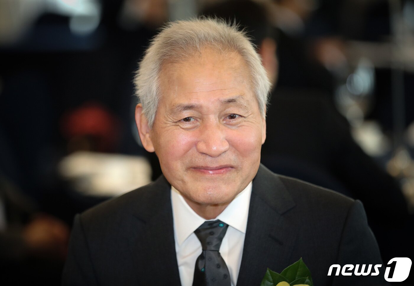 본문 이미지 - 19일 서울 중구 프레스센터에서 열린 제4회 4·19 민주평화상 시상식에서 수상자로 선정된 배우 안성기가 미소 짓고 있다. 2023.4.19/뉴스1 ⓒ News1 이동해 기자