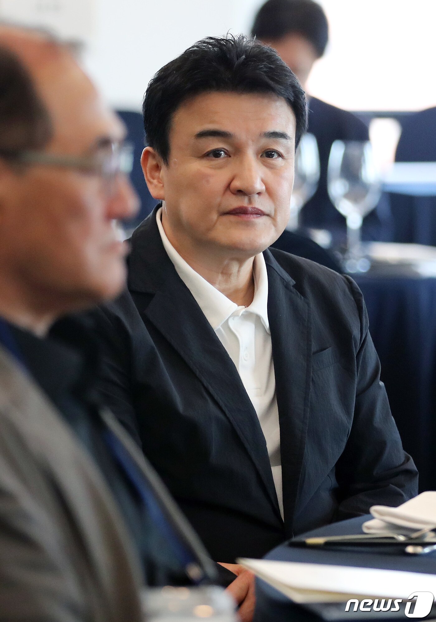 본문 이미지 - 19일 서울 중구 프레스센터에서 열린 제4회 4·19 민주평화상 시상식에서 배우 안성기가 수상자로 선정된 가운데 박중훈이 안 배우의 출연 작품을 보고 있다. 2023.4.19/뉴스1 ⓒ News1 이동해 기자