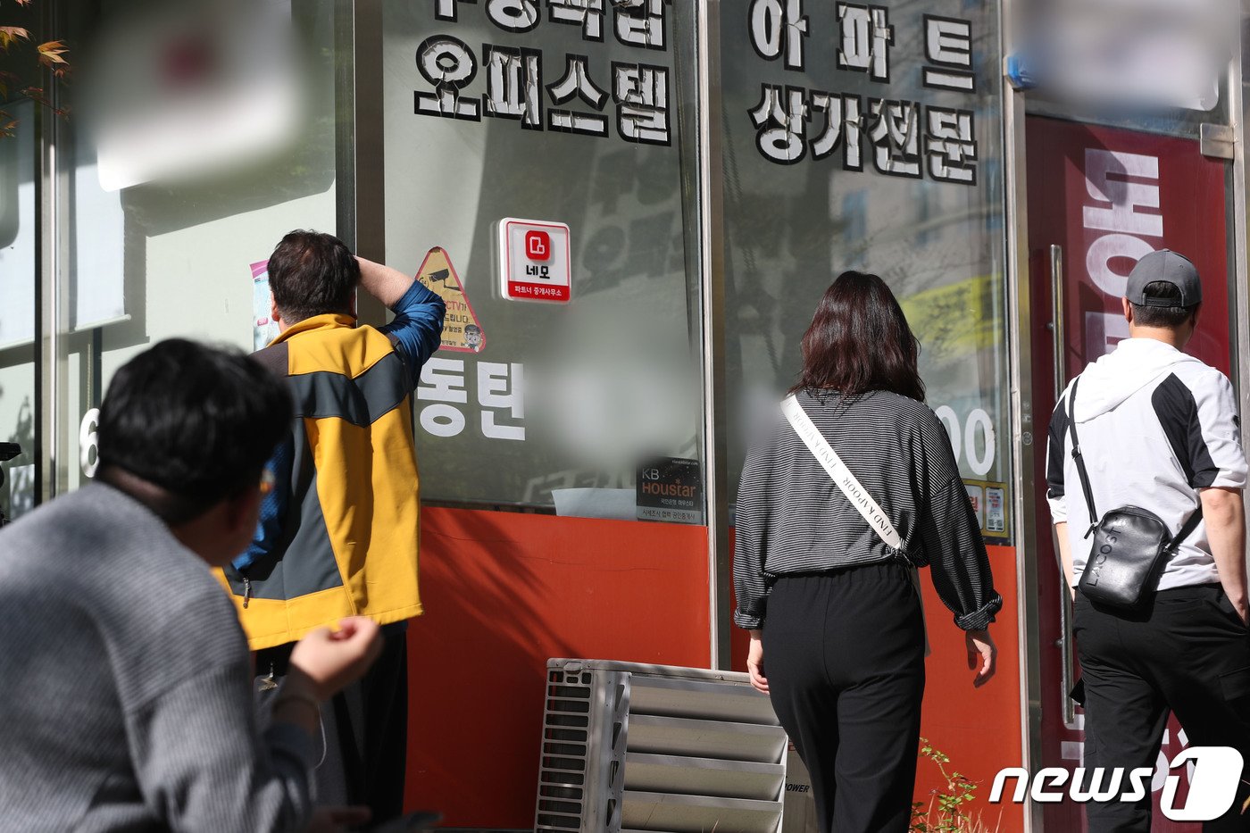 본문 이미지 - 경기 화성시 동탄신도시에서 대규모 전세 사기 의심 신고가 접수돼 경찰이 수사에 나섰다.   사진은 관련 전세계약을 중개한 공인중개사무소. /뉴스1 