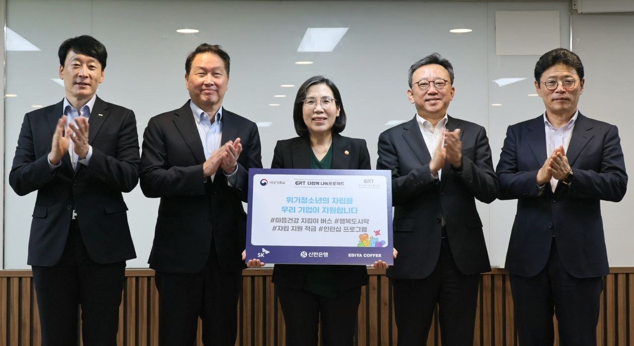 본문 이미지 - 김현숙 여성가족부 장관(사진 가운데)이 19일 오후 경기 군포시 경기남부청소년자립지원관에서 열린 '제2차 다함께 나눔프로젝트' 행사에서 위기청소년들의 '마음건강', '자산형성', '취업', '건강한 식사'를 지원하기 위해 약 23억원의 기부를 실천한 기업 대표들과 기념촬영을 하고 있다. 사진 왼쪽부터 이석장 이디야커피 대표, 최태원 대한상공회의소 회장, 김현숙 여성가족부 장관, 정상혁 신한은행장, 이형희 SK 수펙스추구협의회 커뮤니케이션 위원장. (여성가족부 제공)