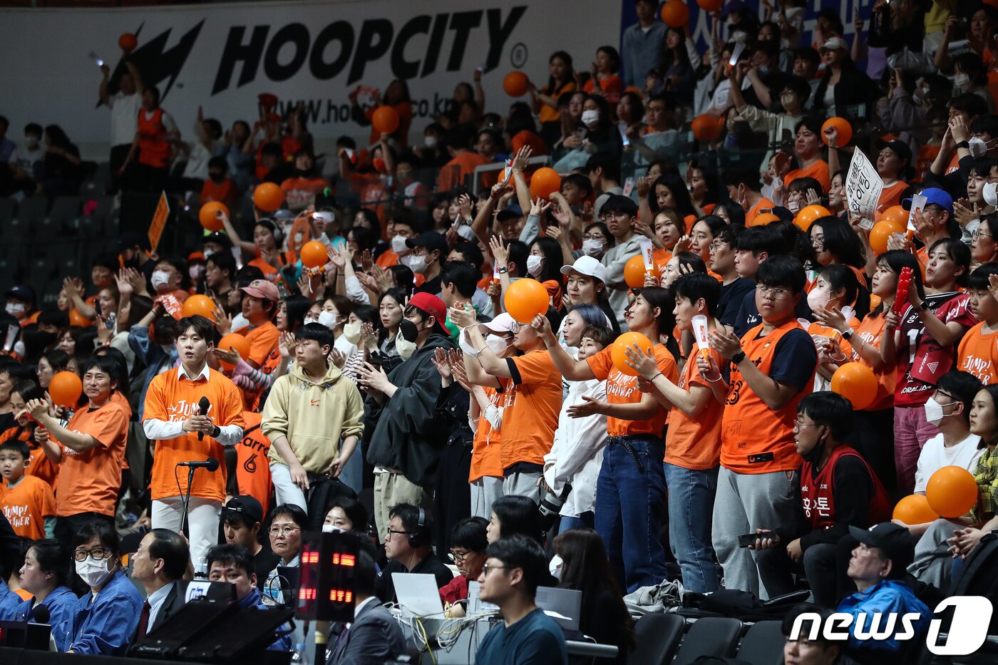 본문 이미지 - 19일 경기 고양시 고양체육관에서 열린 SKT 에이닷 프로농구 2022-2023 KBL 플레이오프 4차전 고양 캐롯 점퍼스와 안양 KGC 인삼공사의 경기, 캐롯 팬들이 최선을 다한 선수들을 향해 기립박수를 보내고 있다. 2023.4.19/뉴스1 ⓒ News1 유승관 기자