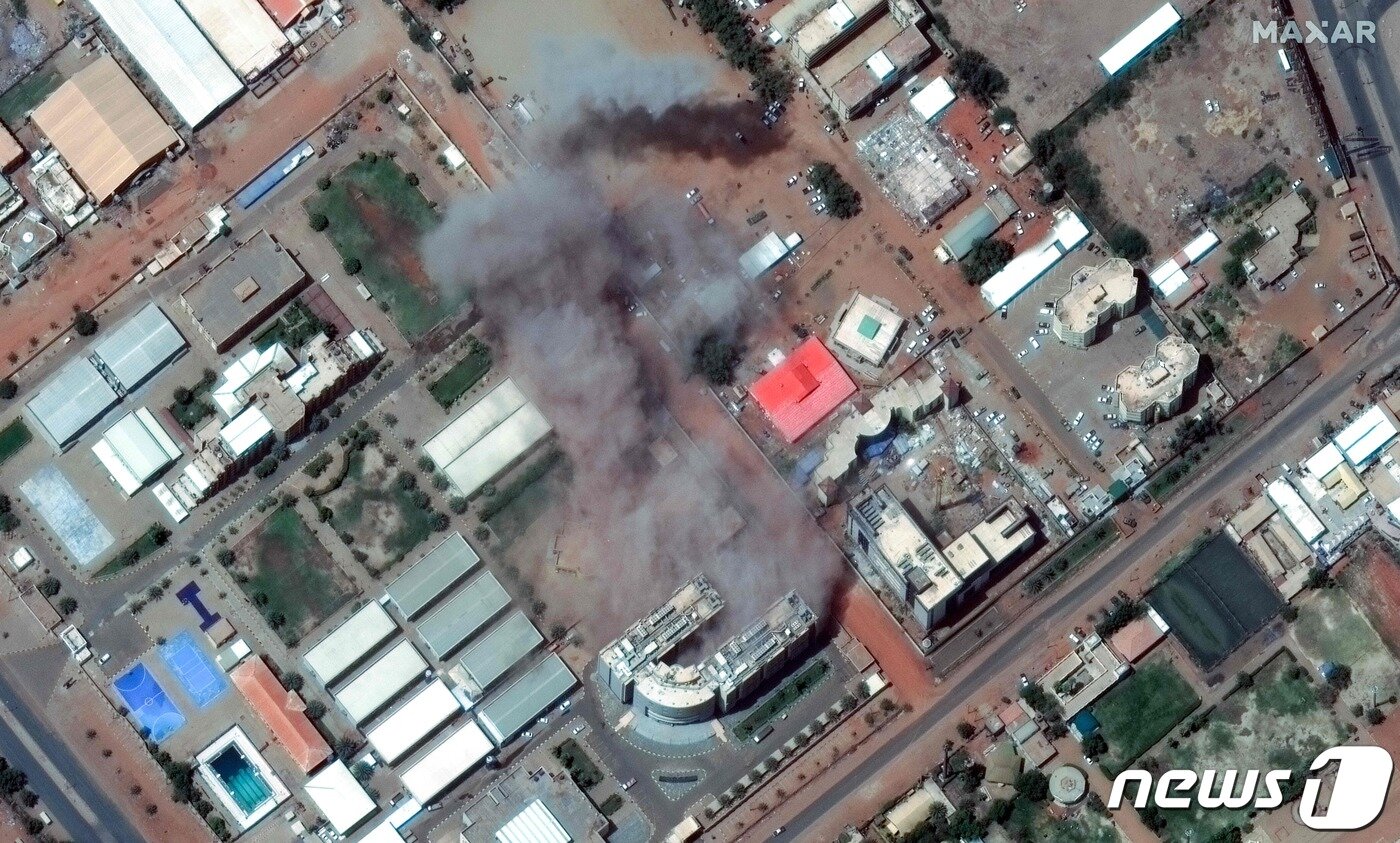 본문 이미지 - 17일(현지시간) 북아프리카 수단의 수도 하르툼 국제 공항 인근의 건물에서 연기가 피어오르고 있다. ⓒ AFP=뉴스1 ⓒ News1 권진영 기자