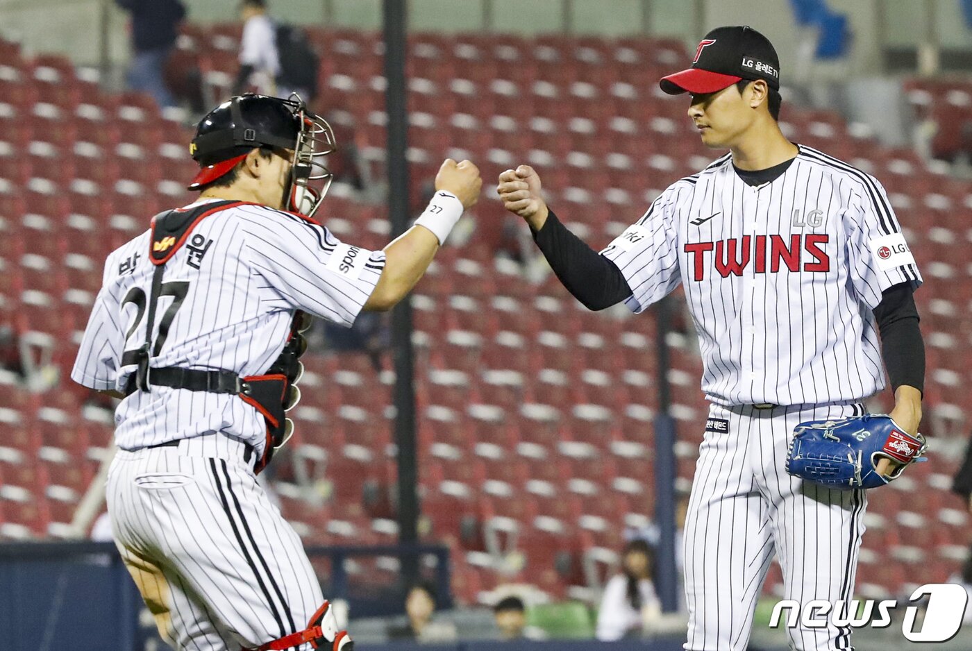 본문 이미지 - 19일 오후 서울 송파구 잠실야구장에서 열린 2023 신한 SOL KBO리그 NC 다이노스와 LG 트윈스의 경기, LG 박동원과 이정용이 NC를 상대로 7대5 승리 후 기뻐하고 있다. 2023.4.19/뉴스1 ⓒ News1 김도우 기자