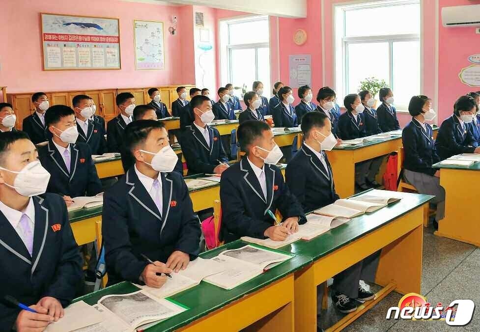 본문 이미지 - (평양 노동신문=뉴스1) = 북한 각지 학교에서 1일 새 학년도 개학모임이 진행됐다고 2일 노동당 기관지 노동신문이 보도했다. [국내에서만 사용가능. 재배포 금지. DB 금지. For Use Only in the Republic of Korea. Redistribution Prohibited] rodongphoto@news1.kr