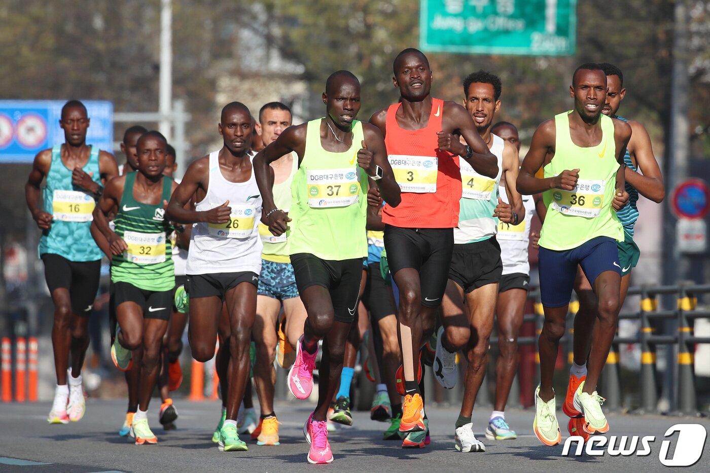 본문 이미지 - 2일 오전 대구 중구 국채보상운동기념공원 앞에서 열린 '2023 대구국제마라톤대회' 엘리프 풀코스에 출전한 선수들이 대구 도심을 힘차게 달리고 있다. 코로나19 여파로 2019년 이후 4년 만에 정상 개최되고 세계육상경기연맹(WA)에서 골드라벨 인증을 받은 '2023 대구국제마라톤대회'에는 16개국 184명의 엘리트 선수와 1만5000여명의 동호인이 참가했다. 2023.4.2/뉴스1 ⓒ News1 공정식 기자