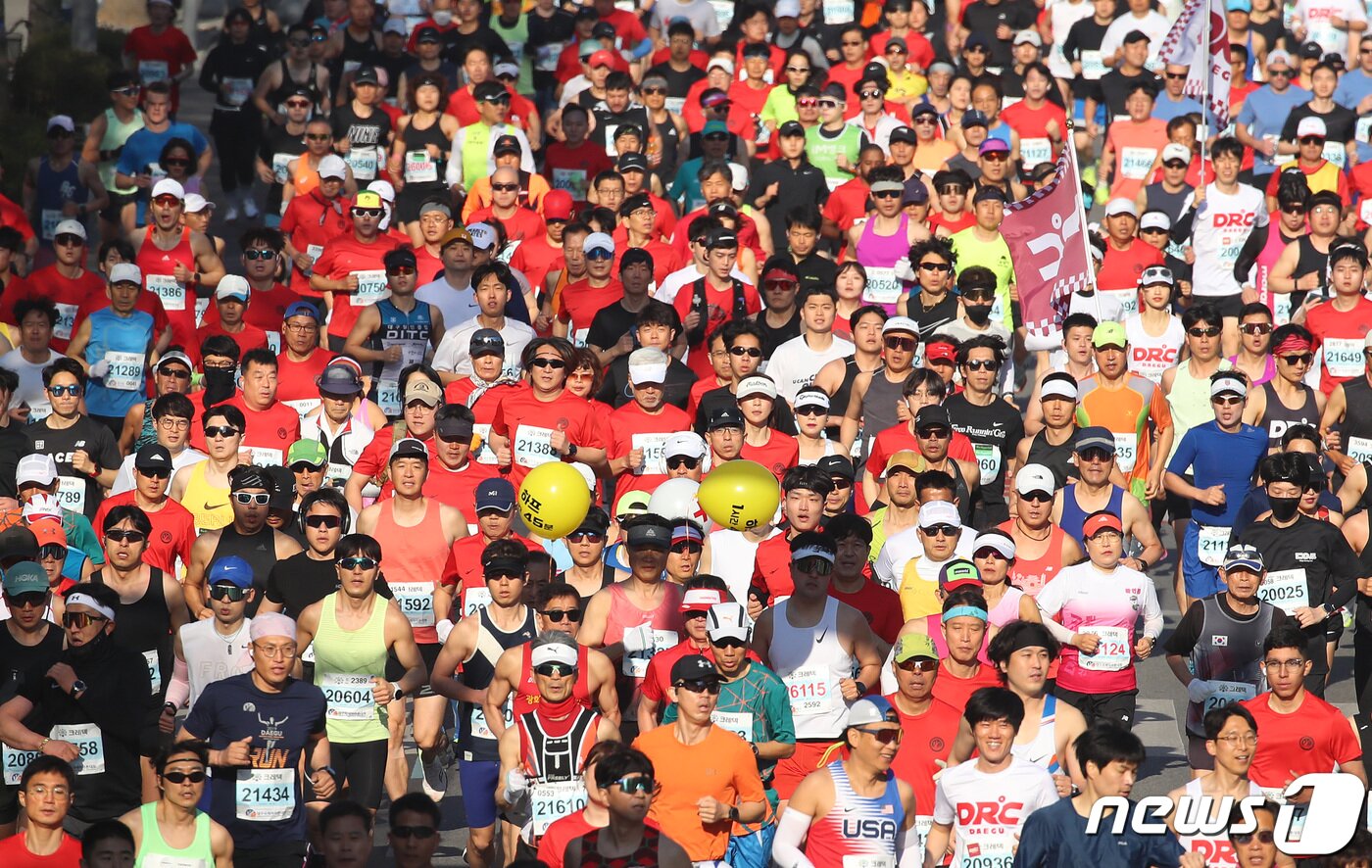 본문 이미지 - 2일 오전 대구 중구 국채보상운동기념공원 앞에서 열린 '2023 대구국제마라톤대회'에 참가한 시민들이 대구 도심을 힘차게 달리고 있다. 코로나19 여파로 2019년 이후 4년 만에 정상 개최되고 세계육상경기연맹(WA)에서 골드라벨 인증을 받은 '2023 대구국제마라톤대회'에는 16개국 184명의 엘리트 선수와 1만5000여명의 동호인이 참가했다. 2023.4.2/뉴스1 ⓒ News1 공정식 기자