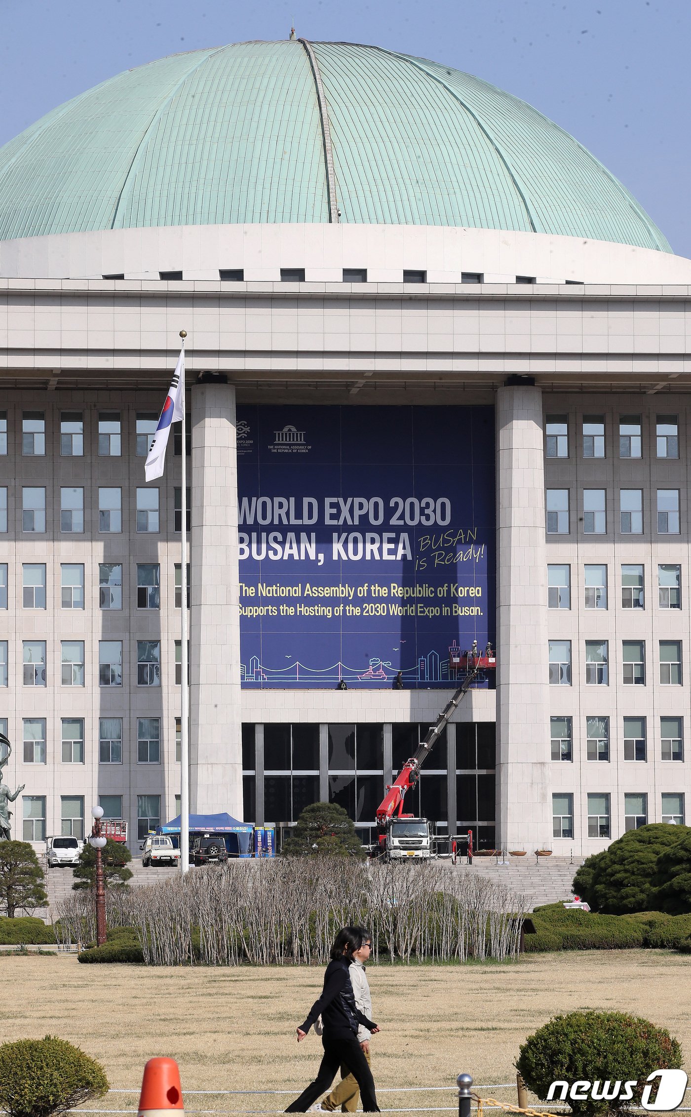 본문 이미지 - 2일 오전 서울 영등포구 여의도 국회 본관에 2030 부산세계박람회(EXPO) 유치를 기원하는 대형 현수막이 설치되고 있다. 2023.4.2/뉴스1 ⓒ News1 임세영 기자