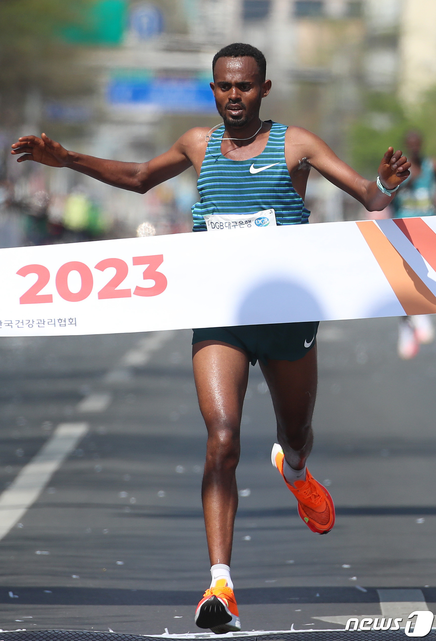 (대구=뉴스1) 공정식 기자 = 밀키사 멍그샤 톨로사(Milkesa Mengesha TOLOSA·에티오피아)가 2일 오전 대구 중구 국채보상운동기념공원 앞에서 열린 '2023 대구 …