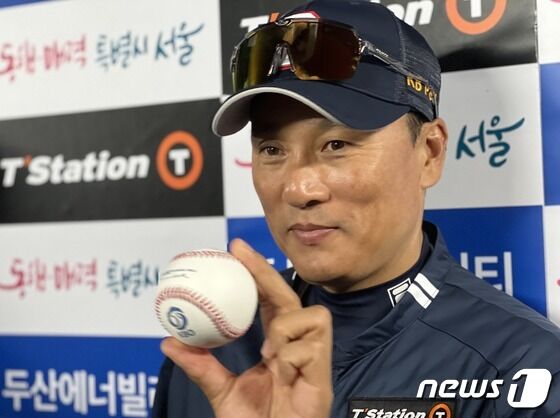 이승엽 두산 베어스 감독이 1일 열린 2023 신한은행 SOL KBO리그 롯데 자이언츠전서 승리한 뒤 기념구를 들고 있다. © News1 이상철 기자 