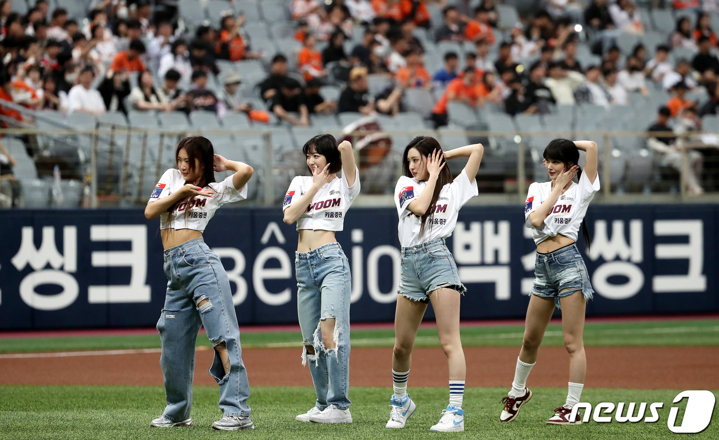 (서울=뉴스1) 박지혜 기자 = 걸그룹 하이키가 2일 오후 서울 고척스카이돔에서 열린  2023 KBO리그 한화와 키움 히어로즈의 경기에 앞서 축하 공연을 펼치고 있다. 2023. …