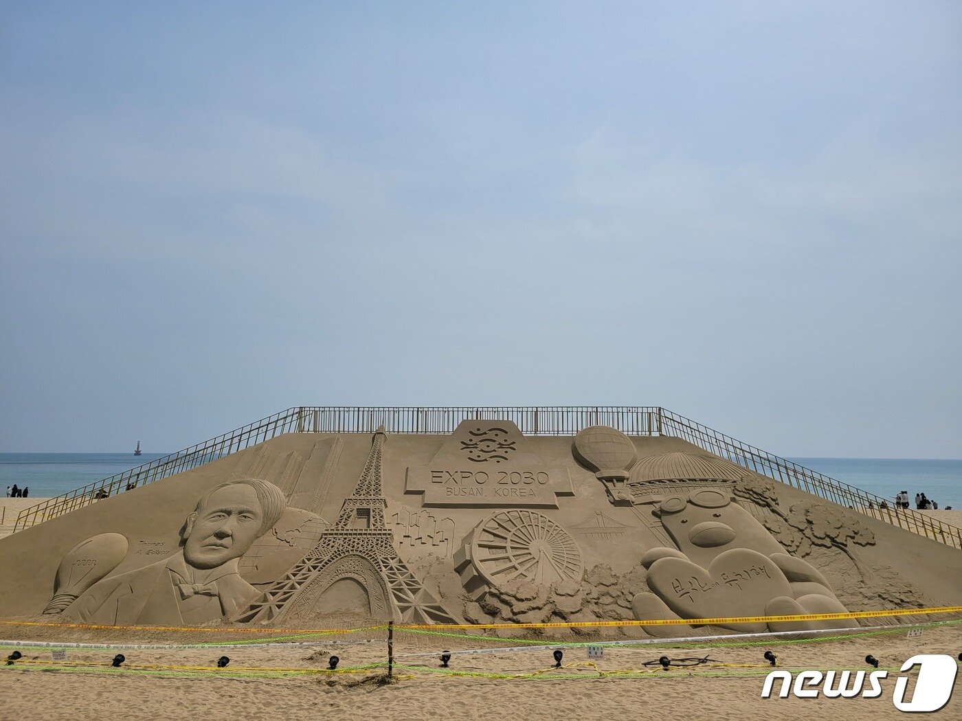 본문 이미지 - 해운대해수욕장에 엑스포 유치 기원 모래탑이 설치돼 있다.2023.4.2.조아서 기자.