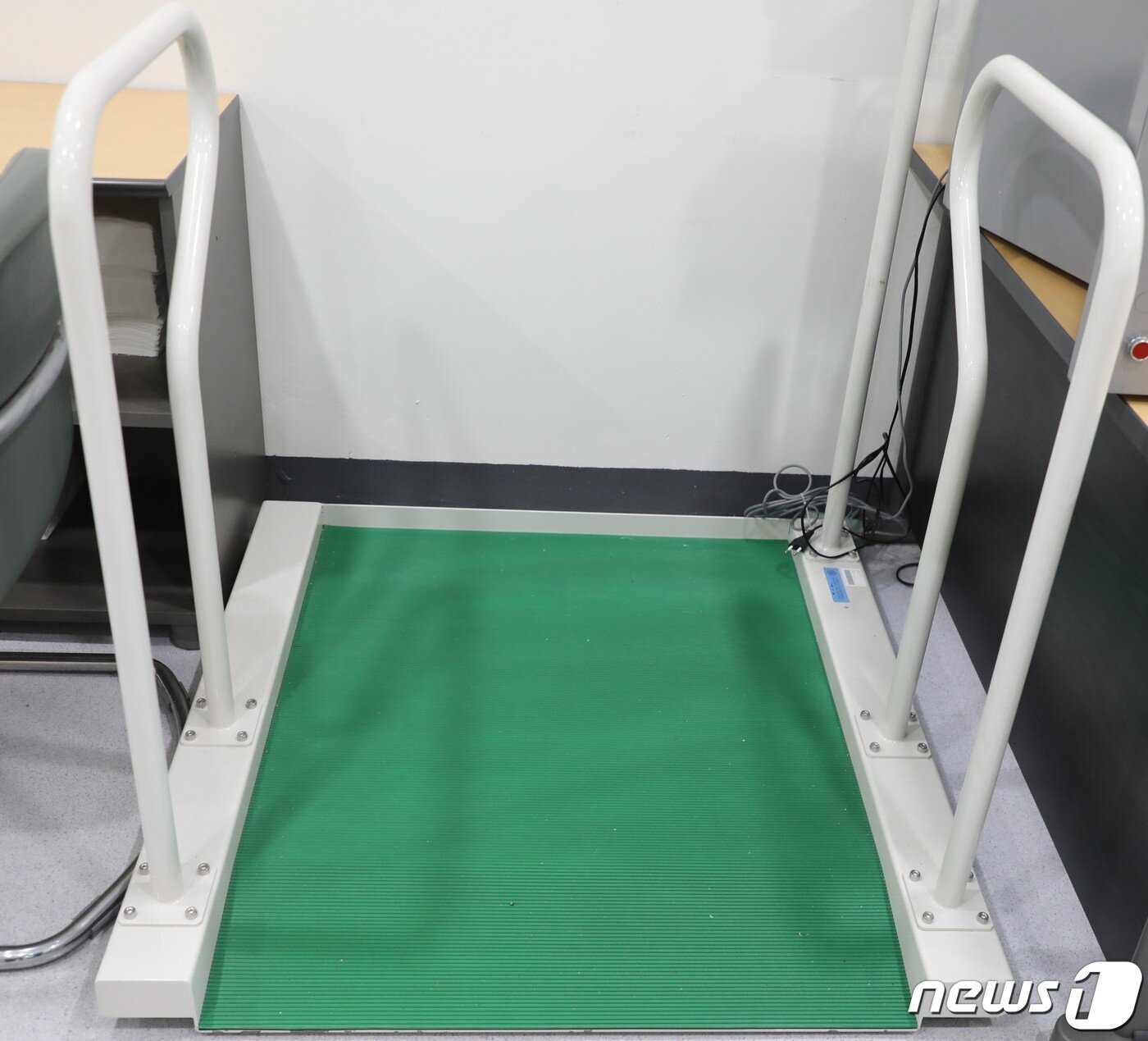 본문 이미지 - 부산 연제구 부산의료원에 구비된 '휠체어 체중계'. 휠체어를 탄 장애인이 체중계에 오른 뒤, 휠체어 무게를 따로 측정해 두 값을 뺀 무게로 장애인의 체중을 측정한다..2023.4.19/뉴스1 ⓒ News1 조아서 기자