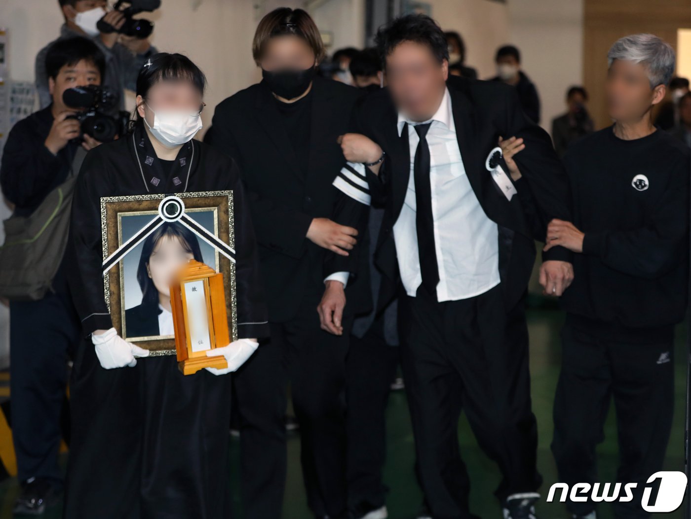 본문 이미지 - 20일 오전 인하대학교 장례식장에서 전세사기 피해 사망자 A씨(30대)의 발인식이 진행되고 있다. A씨는 미추홀구 전세사기 피해자 중 2번째 사망자가 발생한지 사흘만인 지난 17일 자택에서 극단적 선택을 했다. A씨는 이른바 '건축왕'으로부터 전세 보증금 9000만원을 돌려받지 못한 피해자로 아파트에서는 유서가 발견됐다. 2023.4.20/뉴스1