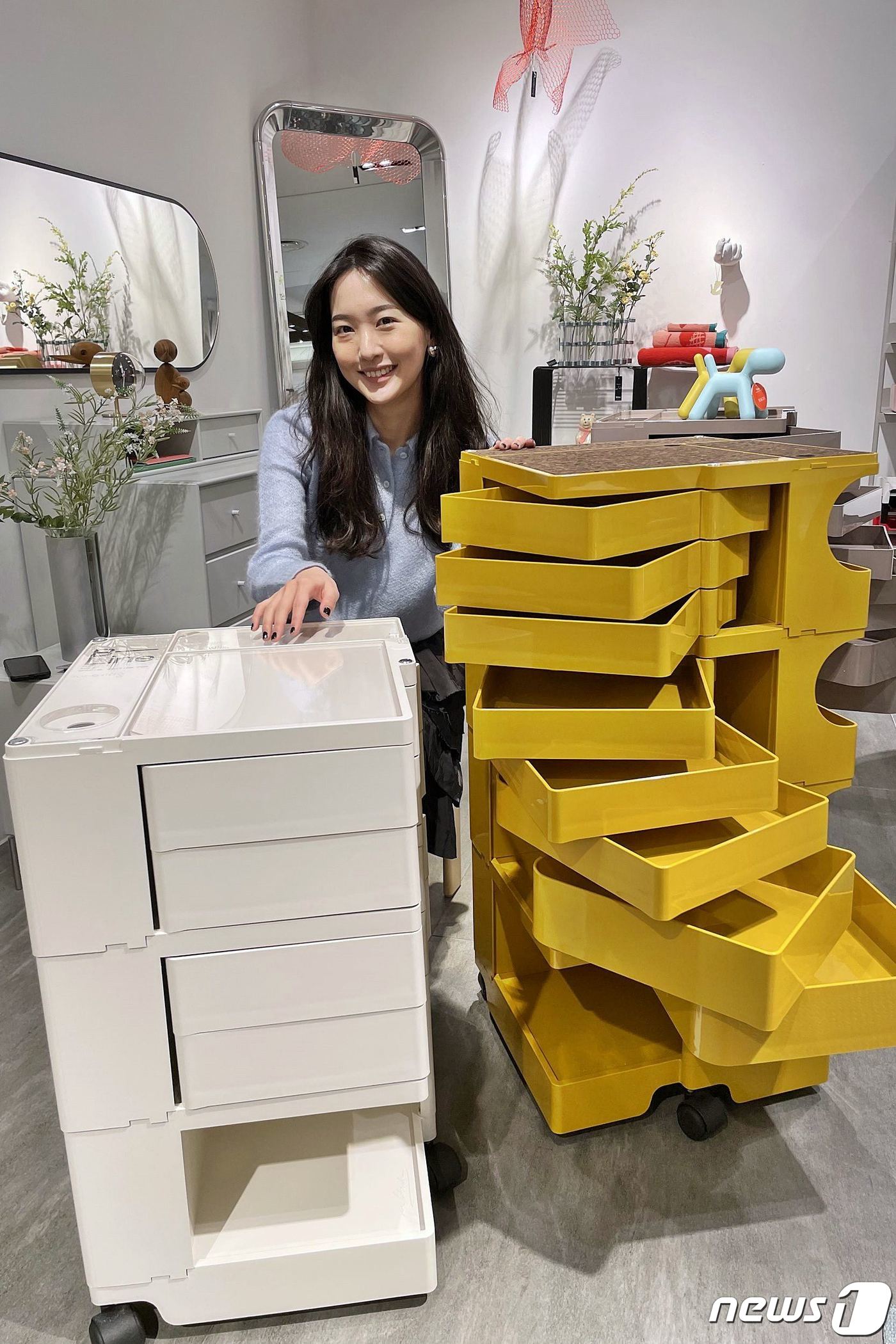 (서울=뉴스1) = 갤러리아백화점은 서울 강남구 명품관에서 집 분위기에 변화를 주는 디자인 트롤리 ‘보비트롤리(Boby Trolley)’를 선보인다고 20일 밝혔다.‘보비트롤리’는 …