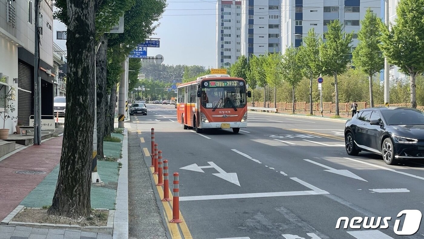 본문 이미지 - 경남 창원 시내버스 노조가 파업을 철회한 가운데 20일 오전 창원시 성산구 대방동 한 도로에서 시내버스가 도로를 달리고 있다.2023.4.20/뉴스1 강정태 기자