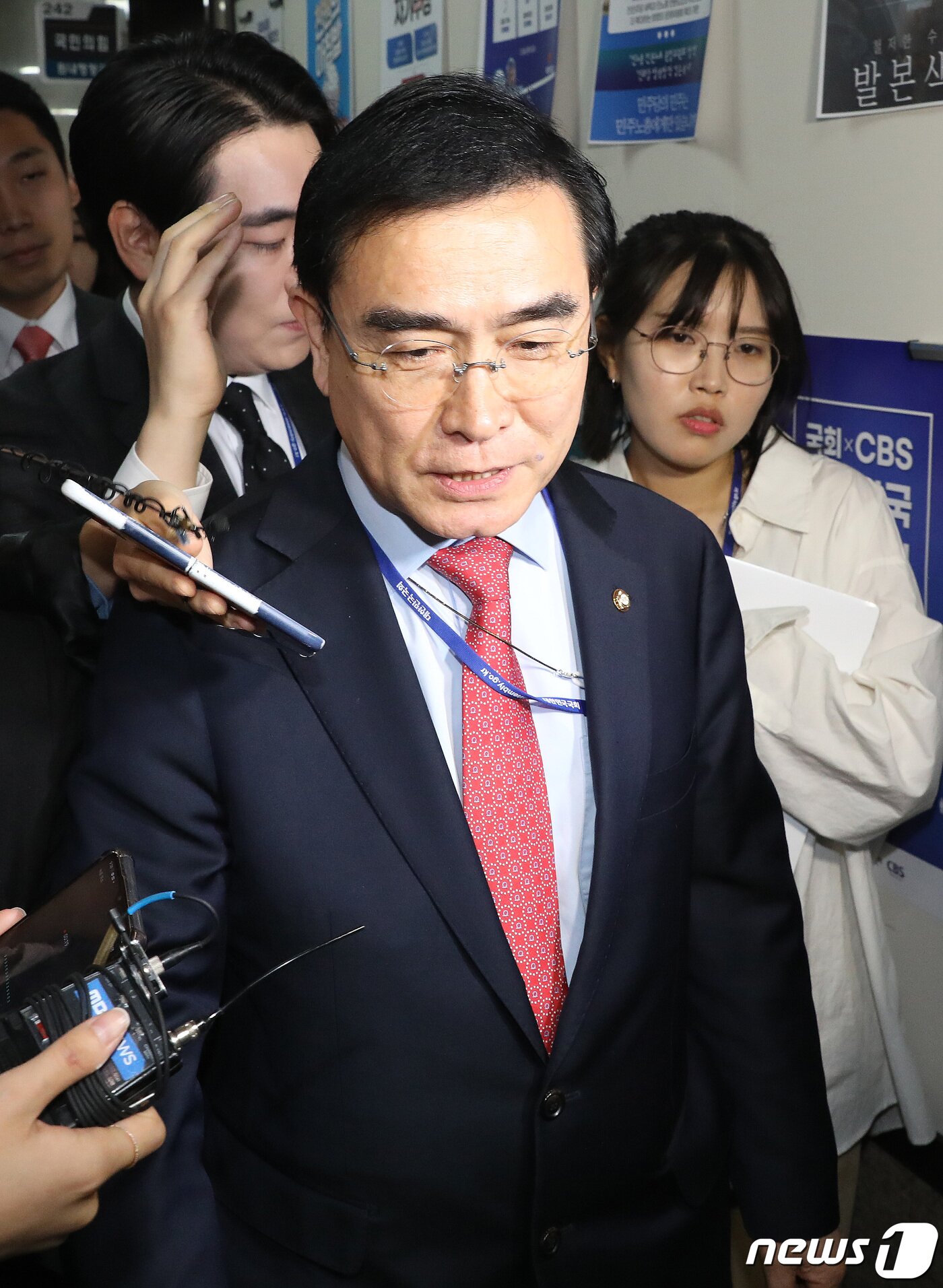 본문 이미지 - 국민의힘 최고위원회의에 불참한 태영호 최고위원이 20일 오전 서울 여의도 국회 원내대표실에서 윤재옥 원내대표와 이야기를 마치고 나서고 있다. 2023.4.20/뉴스1 ⓒ News1 임세영 기자