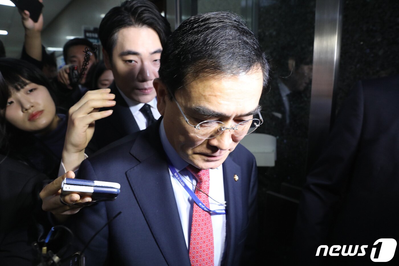 본문 이미지 - 국민의힘 최고위원회의에 불참한 태영호 최고위원이 20일 오전 서울 여의도 국회 원내대표실에서 윤재옥 원내대표와 이야기를 마치고 나서고 있다.  2023.4.20/뉴스1 ⓒ News1 임세영 기자