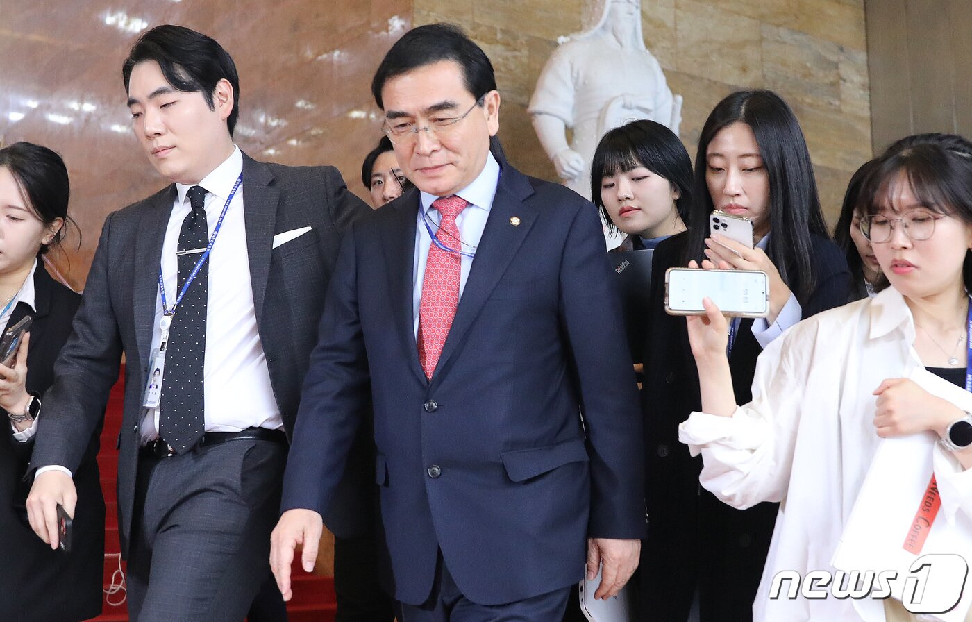 본문 이미지 - 국민의힘 최고위원회의에 불참한 태영호 최고위원이 20일 오전 서울 여의도 국회 원내대표실에서 윤재옥 원내대표와 이야기를 마친 뒤 자리를 이동하고 있다. 태 최고위원은 최근 '제주 4·3사건은 김일성 일가의 지시', '쓰레기(Junk) 돈(Money) 성(Sex) 민주당. 역시 JMS 민주당', '김구 선생이 김일성의 통일전선 전략에 당한 것' 등의 메시지로 논란의 중심이 됐다. 2023.4.20/뉴스1 ⓒ News1 임세영 기자