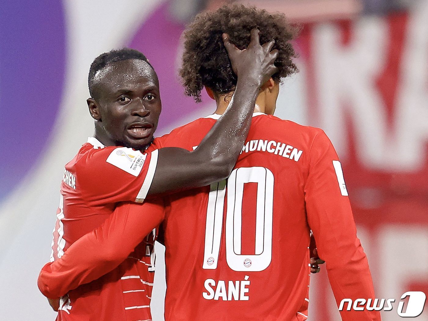 본문 이미지 - 바이에른 뮌헨 사디오 마네(왼쪽)와 르로이 사네. ⓒ AFP=뉴스1