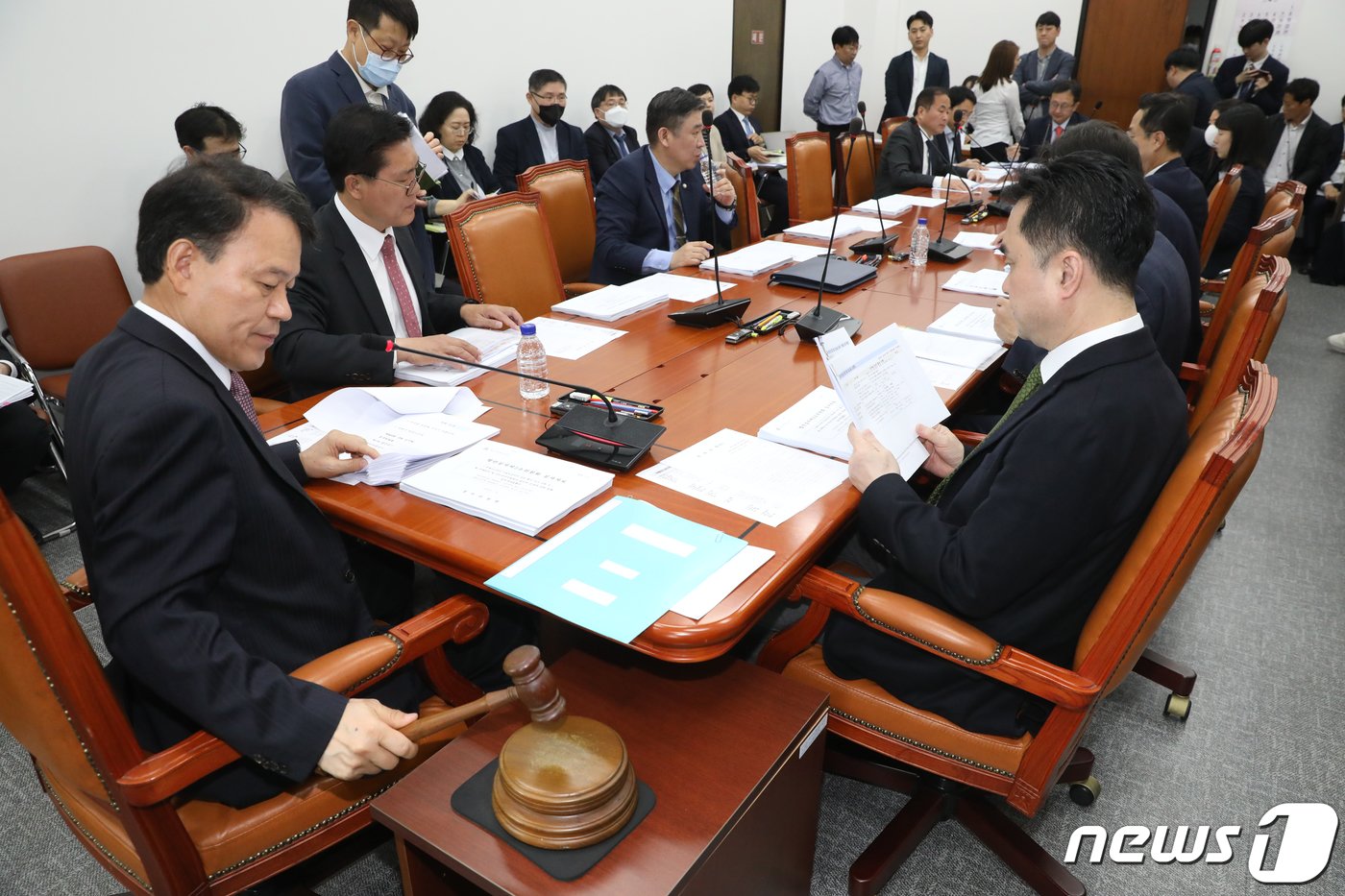 본문 이미지 - 윤한홍 국회 정무위 법안심사제2소위원장이 20일 오전 서울 여의도 국회에서 열린 정무위원회 법안심사제2소위원회를 주재하고 있다. 2023.4.20/뉴스1 ⓒ News1 송원영 기자