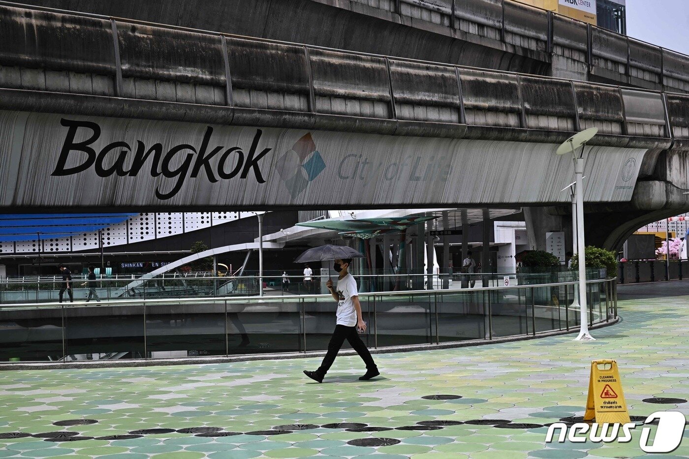 본문 이미지 - 태국이 40도를 웃도는 기록적인 폭염에 시달리고 있는 가운데 19일(현지시간) 방콕에서 한 시민이 양산을 쓰고 있다. 지난 15일 태국 서부 딱주의 기온은 역대 최고인 섭씨 45.4도를 기록했다. ⓒ AFP=뉴스1 ⓒ News1 박재하 기자