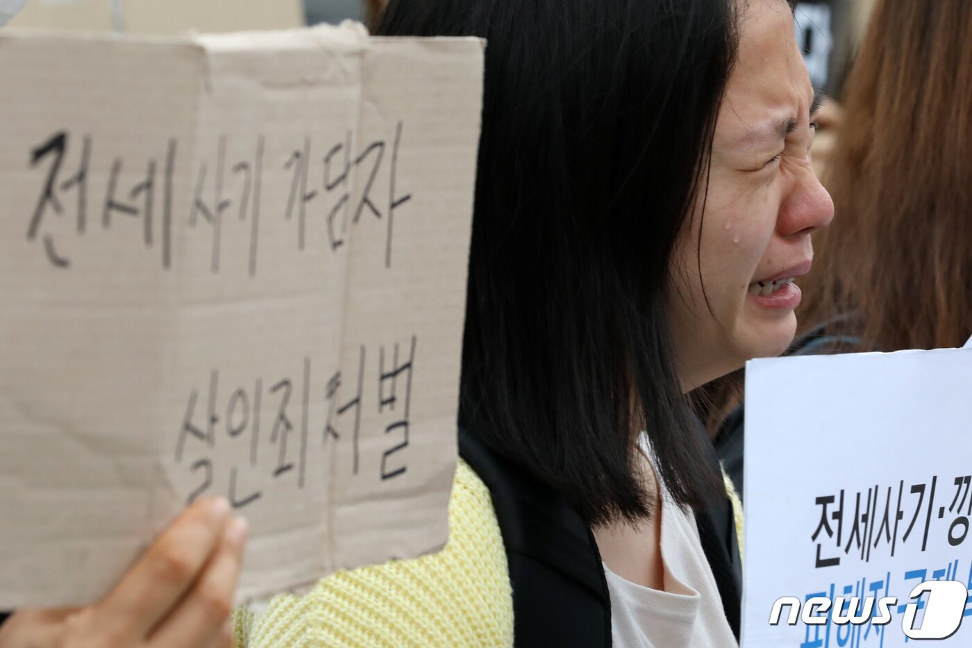 본문 이미지 - 20일 오전 서울 용산구 전쟁기념관 앞에서 전세사기 대책 관련 윤석열 대통령 면담요청 기자회견에서 전세사기 피해자가 눈물을 흘리고 있다. 전세사기피해자전국대책위원회 및 시민사회대책위원회는 이날 기자회견을 통해 "정부는 제멋대로 해석·보여주기식 일방적인 정책 발표를 중단하라＂며, 윤석열 대통령이 직접 전세사기, 깡통전세 피해상황과 요구사항을 청취하고 이러한 내용이 충분히 검토된 대책을 마련해줄 것을 촉구했다. 2023.4.20/뉴스1 ⓒ News1 이승배 기자