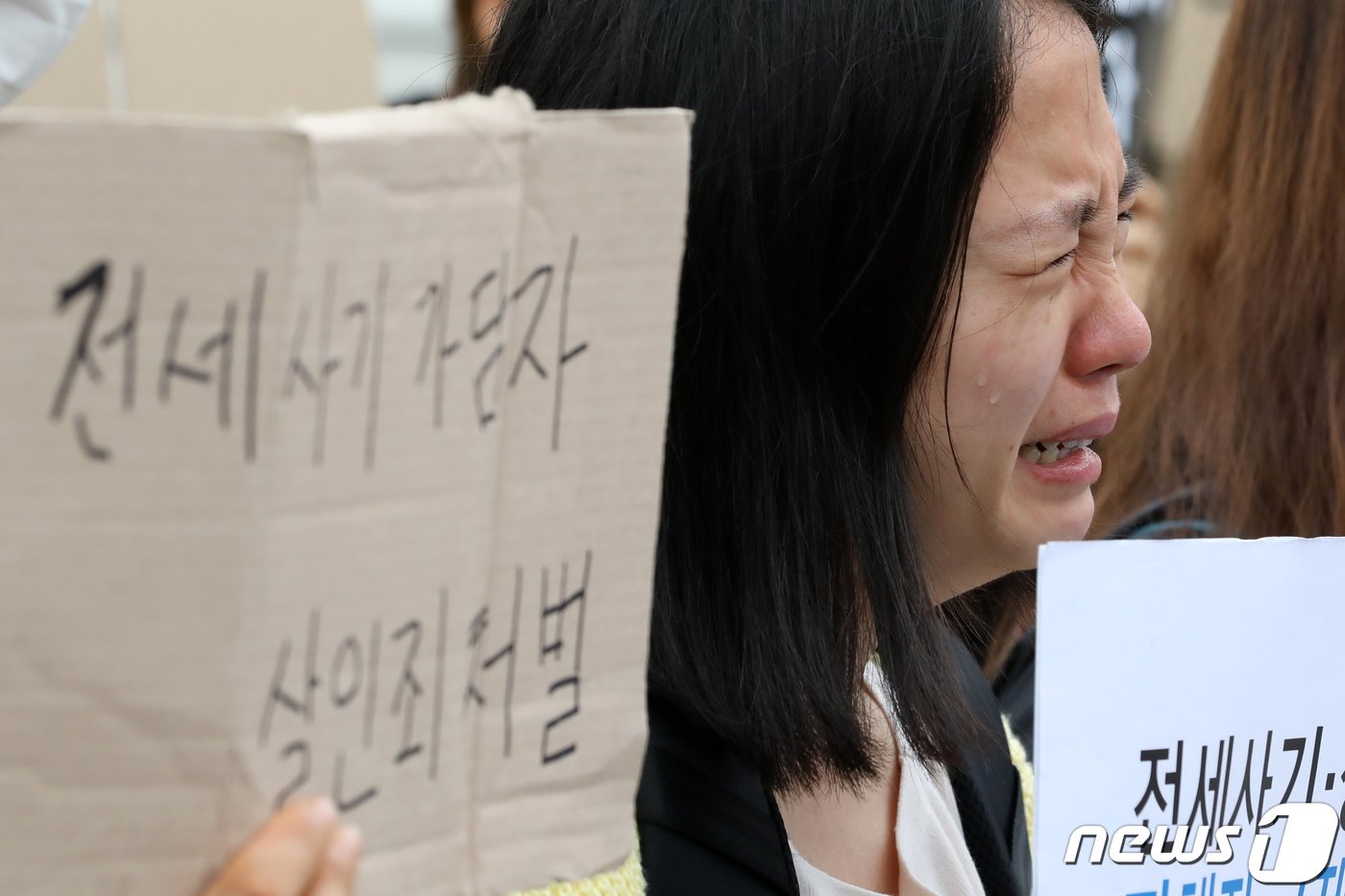 본문 이미지 - 전세사기피해자전국대책위원회 및 시민사회대책위원회 구성원들이 지난 20일 오전 서울 용산구 전쟁기념관 앞에서 기자회견을 열고 전세사기 대책 관련 윤석열 대통령과의 면담을 촉구하고 있다. 2023.4.20/뉴스1 ⓒ News1 이승배 기자