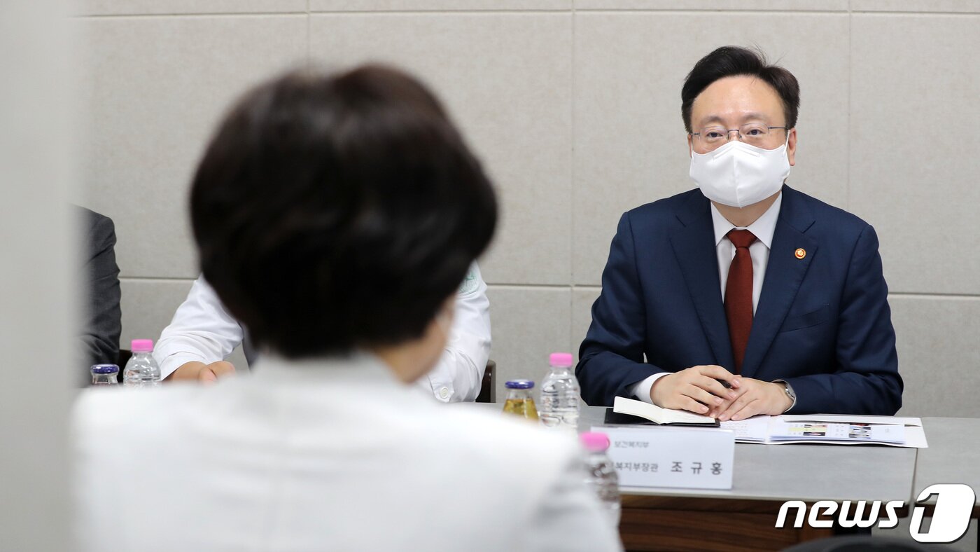 본문 이미지 - 조규홍 보건복지부 장관이 20일 오후 양천구 이대목동병원에서 간호사 근무환경 개선을 위해 열린 현장 간담회에서 현석경 간호부원장의 발언을 듣고 있다. 2023.4.20/뉴스1 ⓒ News1 이동해 기자