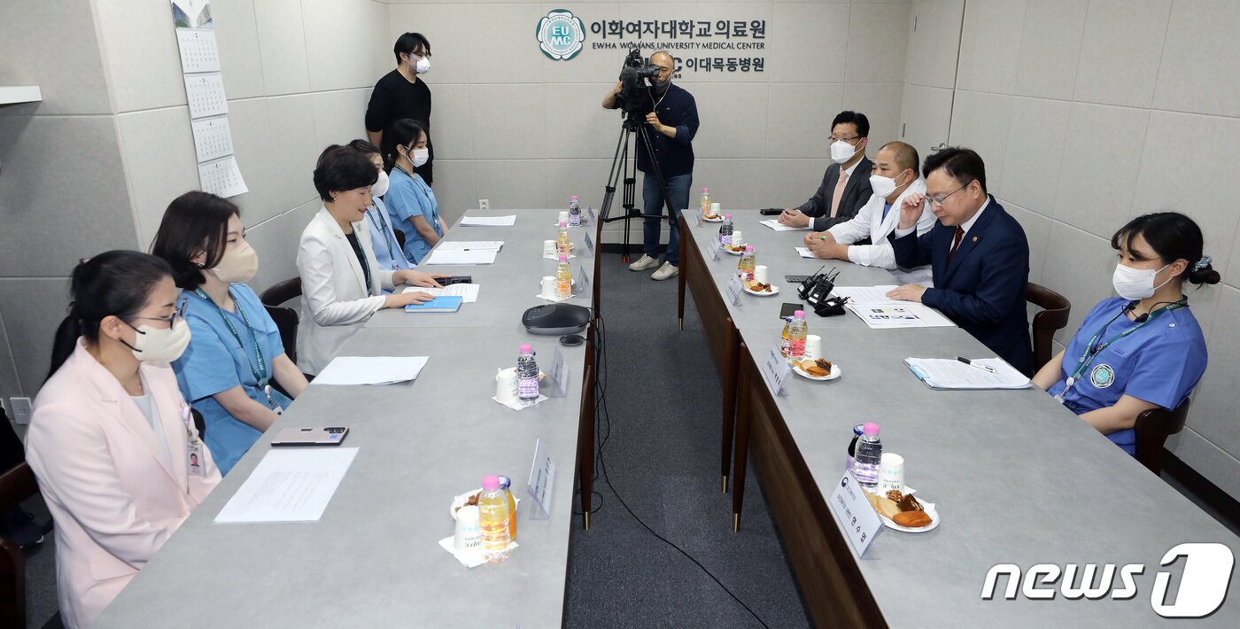 본문 이미지 - 조규홍 보건복지부 장관이 20일 오후 양천구 이대목동병원에서 간호사 근무환경 개선을 위해 열린 현장 간담회에서 자료를 살펴보고 있다. (기사내용과 무관한 자료 사진.) 2023.4.20/뉴스1 ⓒ News1 이동해 기자