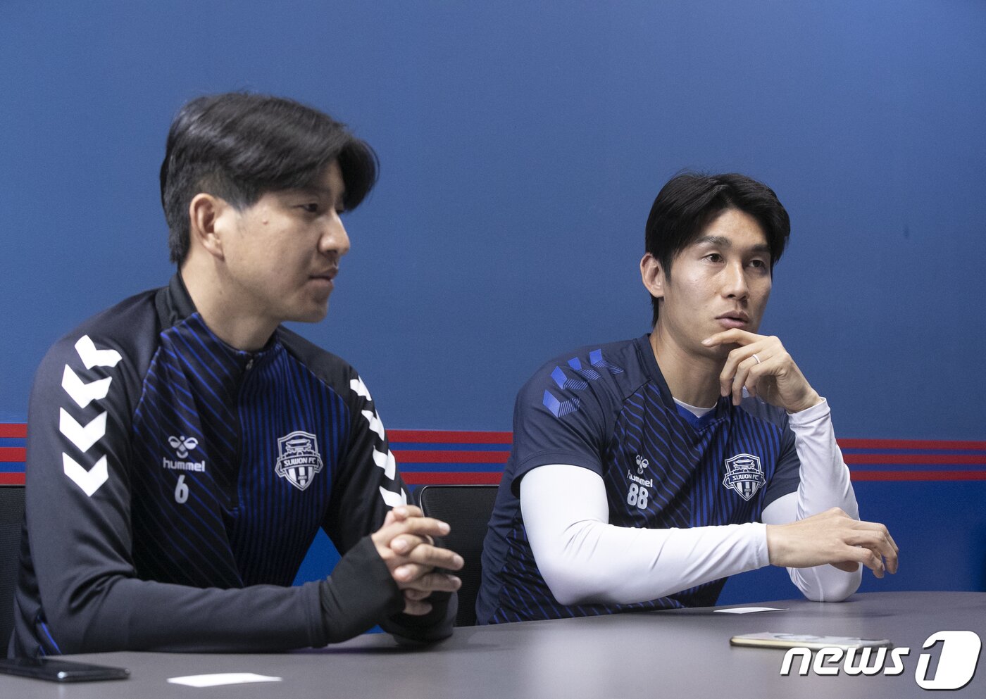 본문 이미지 - 수원FC 박주호(왼쪽), 이용이 20일 오후 경기 수원시 수원종합운동장에서 뉴스1과 인터뷰를 하고 있다. 2023.4.20/뉴스1 ⓒ News1 신웅수 기자