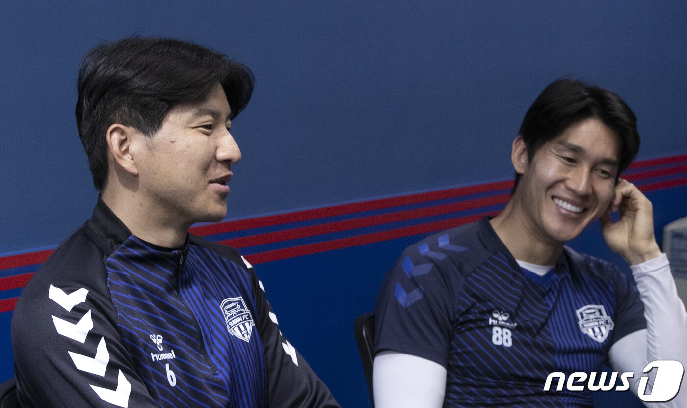 본문 이미지 - 수원FC 박주호&#40;왼쪽&#41;, 이용이 20일 오후 경기 수원시 수원종합운동장에서 뉴스1과 인터뷰를 하고 있다. 2023.4.20/뉴스1 ⓒ News1 신웅수 기자