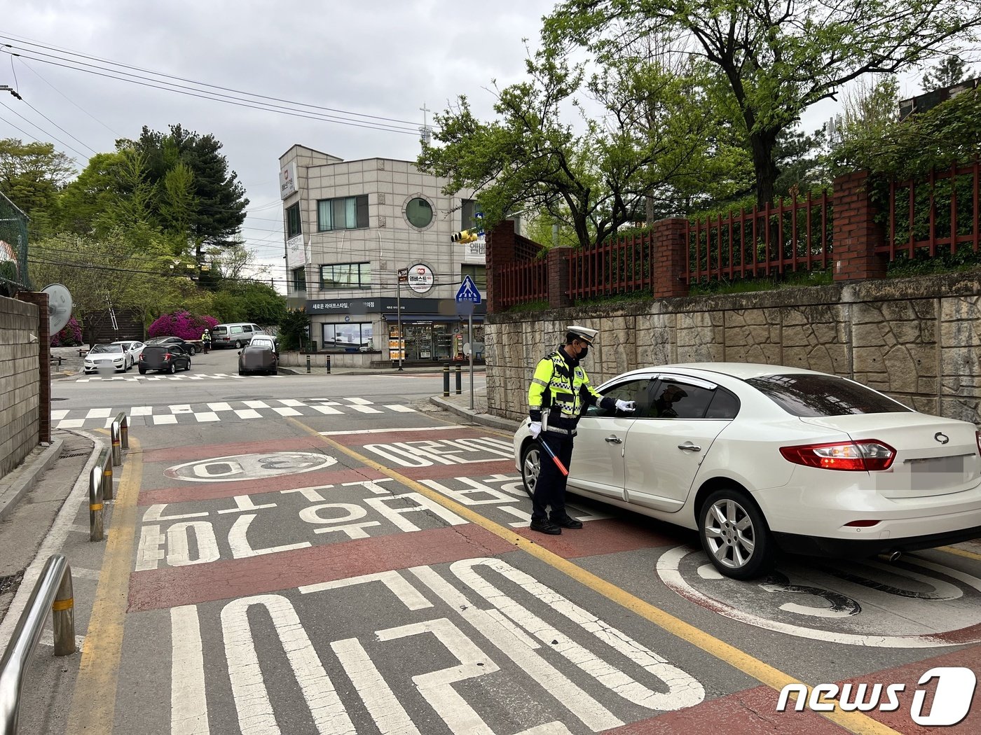 강원 춘천경찰서 교통관리계 직원들이 20일 오전 남춘천초 인근 도로에서 음주단속을 하고 있다.2023.4.20 한귀섭 기자