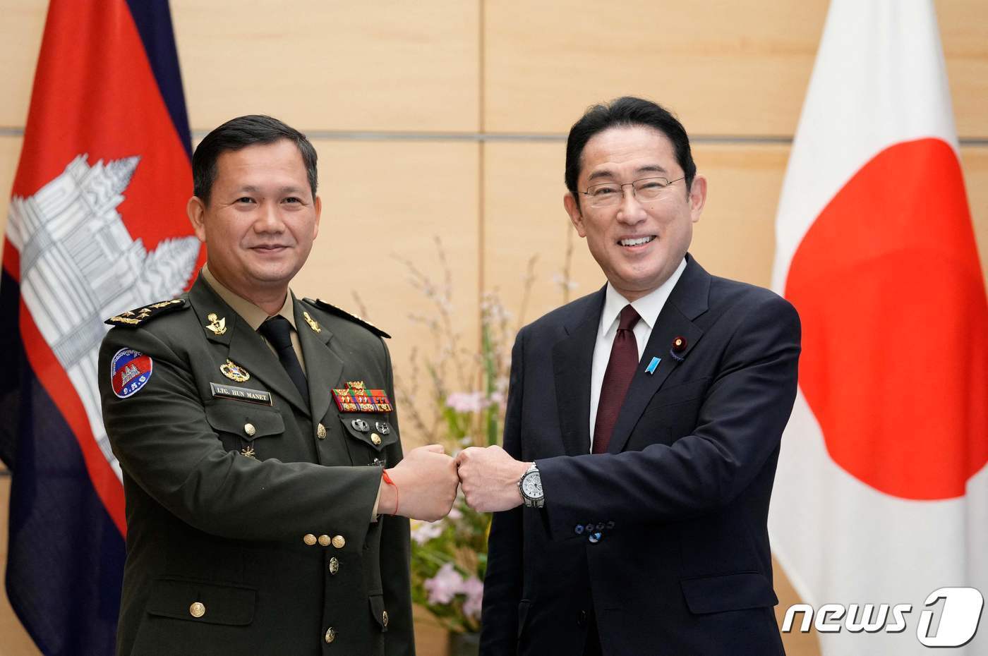 본문 이미지 - 2022년 2월16일 일본 도쿄 총리관저에서 기시다 후미오 일본 총리와 훈마넷 캄보디아군 사령관이 회담을 앞두고 사진을 찍고 있는 모습. ⓒ AFP=뉴스1 ⓒ News1 박재하 기자