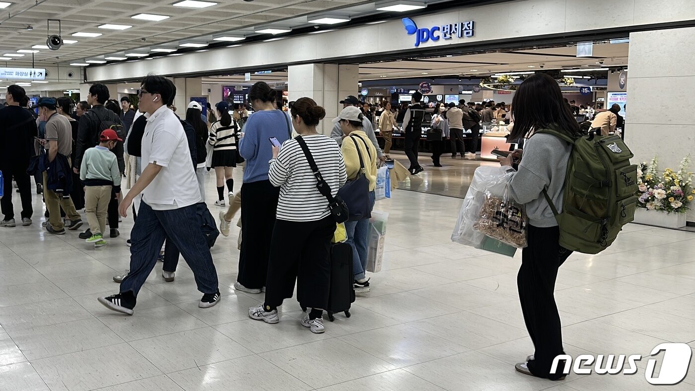본문 이미지 - 제주공항 JDC면세점의 모습 2023.4.20/뉴스1 ⓒ News1 금준혁 기자