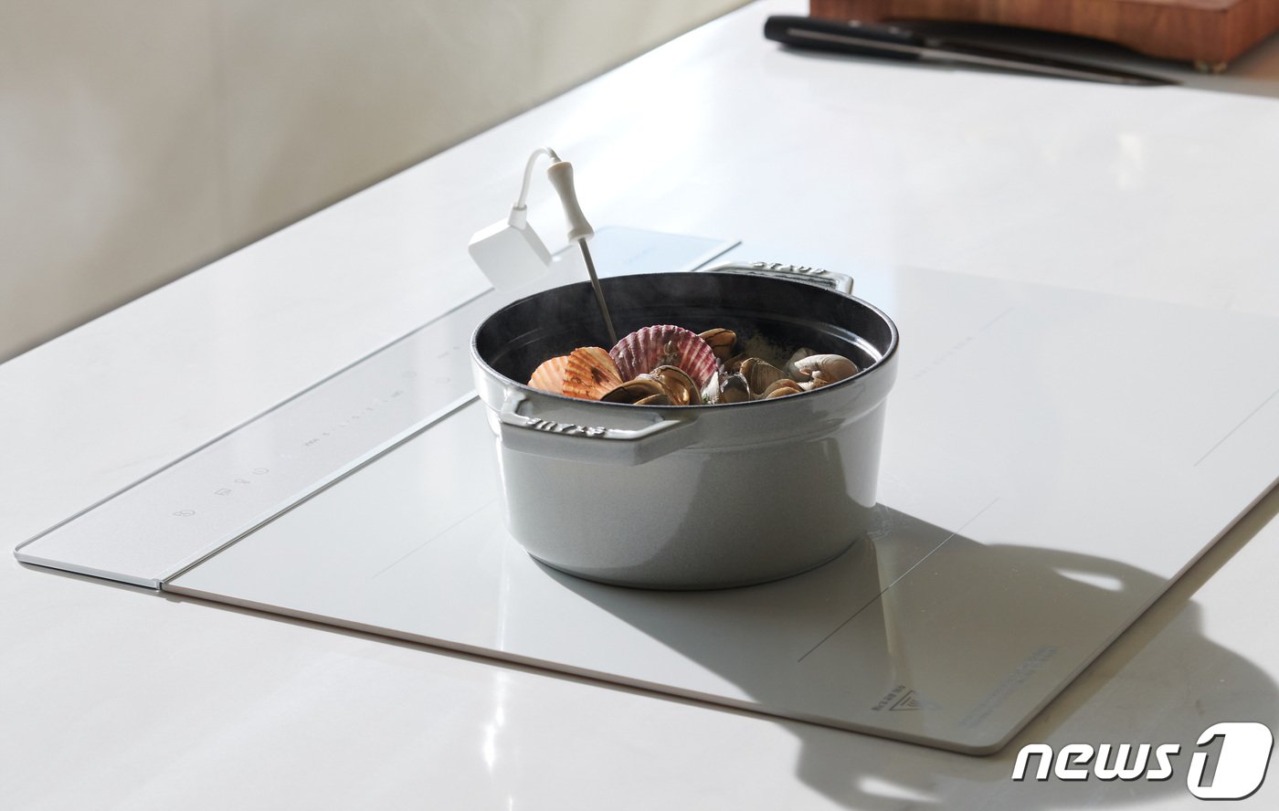 본문 이미지 -  쿠쿠전자 3구 화이트 셰프스틱 인덕션&#40;쿠쿠 제공&#41; 