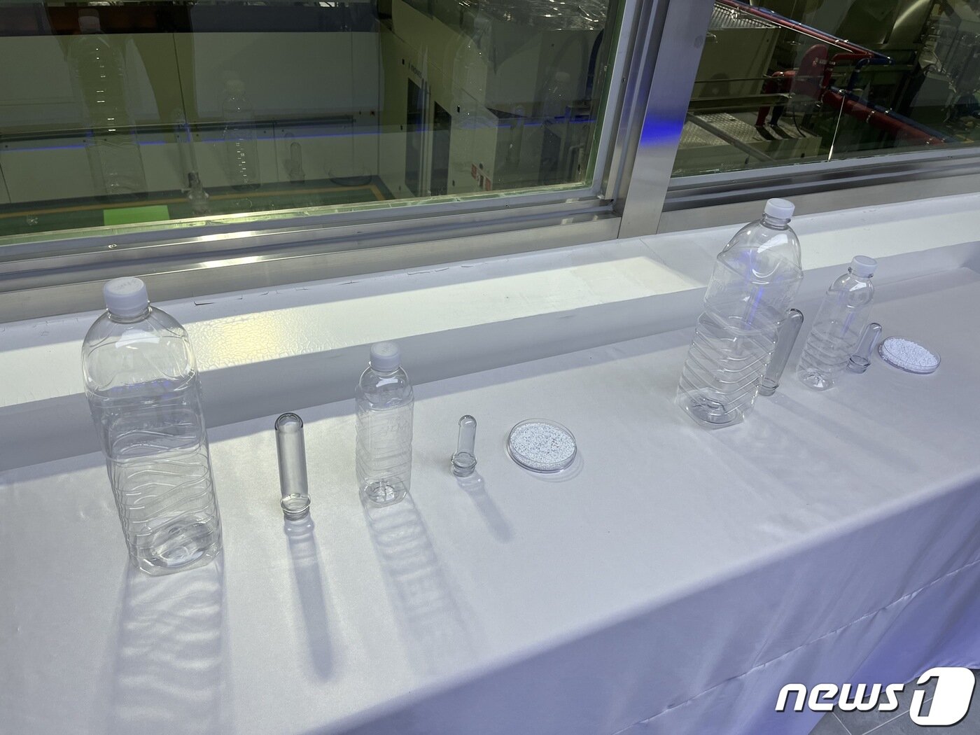 본문 이미지 - 제주삼다수는 재생 플라스틱 칩으로 프리폼을 제작한 뒤 직접 제품 공병을 제조하고 있다. ⓒ News1 신민경 기자