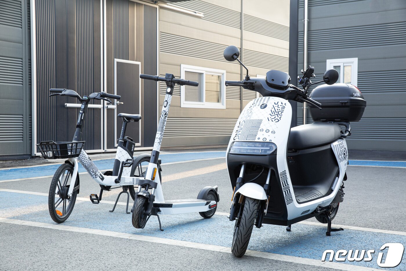본문 이미지 - 오른쪽부터 스윙 전동스쿠터, 킥보드, 자전거. 