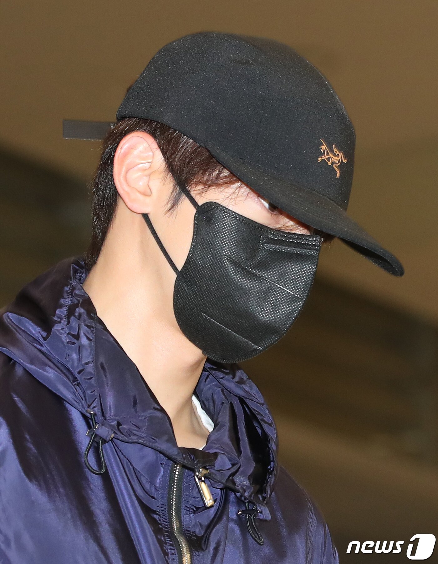 본문 이미지 - 아스트로 차은우가 갑작스러운 동료 멤버 문빈의 비보에 20일 오후 인천국제공항을 통해 미국 LA에서 급거 귀국하고 있다. 2023.4.20/뉴스1 ⓒ News1 권현진 기자