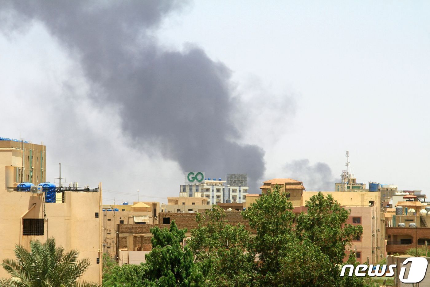 본문 이미지 - 20일(현지시간) 내전이 엿새째 이어지면서 수단의 수도 하르툼 시내에 연기가 피어오르고 있다. 2023.04.20. ⓒ AFP=뉴스1 ⓒ News1 김성식 기자