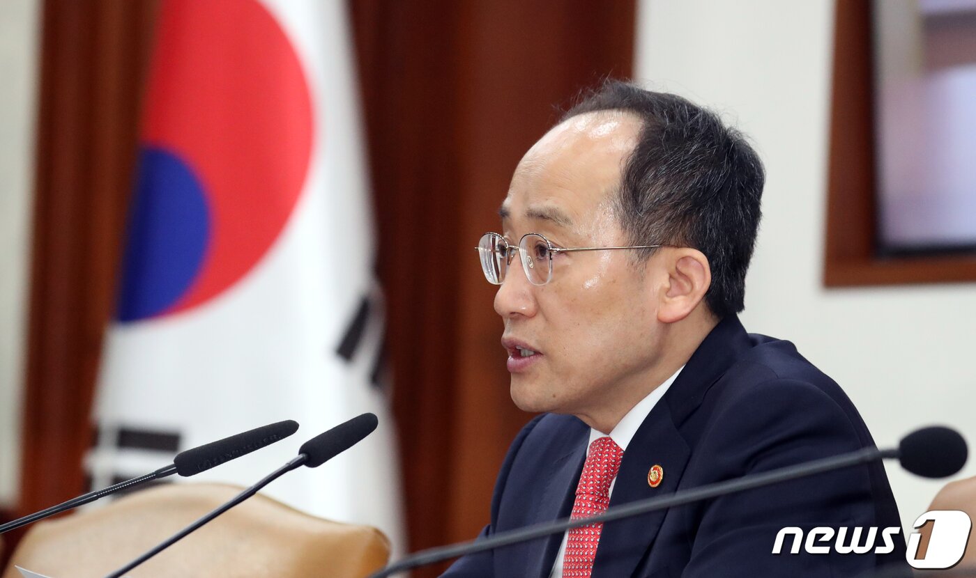 본문 이미지 - 추경호 경제부총리 겸 기획재정부 장관이 21일 오전 서울 종로구 세종대로 정부서울청사에서 열린 비상경제장관회의 겸 수출투자대책회의에서 모두 발언을 하고 있다. 이날 참석자들은 수출현장 주요 애로 해소 및 대응방안 등을 논의했다. 2023.4.21/뉴스1 ⓒ News1 김명섭 기자