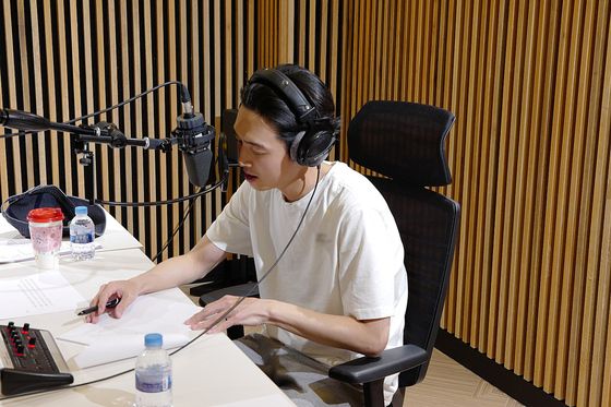  배우 정경호씨가 청각 전시 해설을 녹음하는 모습. (뮤지엄산 제공)