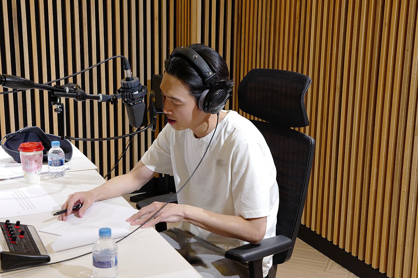 본문 이미지 -  배우 정경호씨가 청각 전시 해설을 녹음하는 모습. &#40;뮤지엄산 제공&#41;