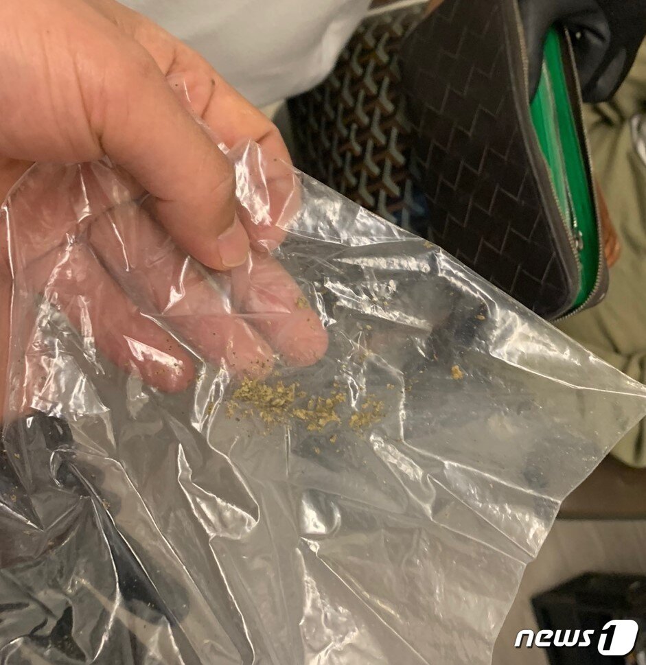 본문 이미지 -  검거 당시 성매매 알선 업주 A씨(30대)의 가방에서 발견된 대마(경기북부경찰청 제공)