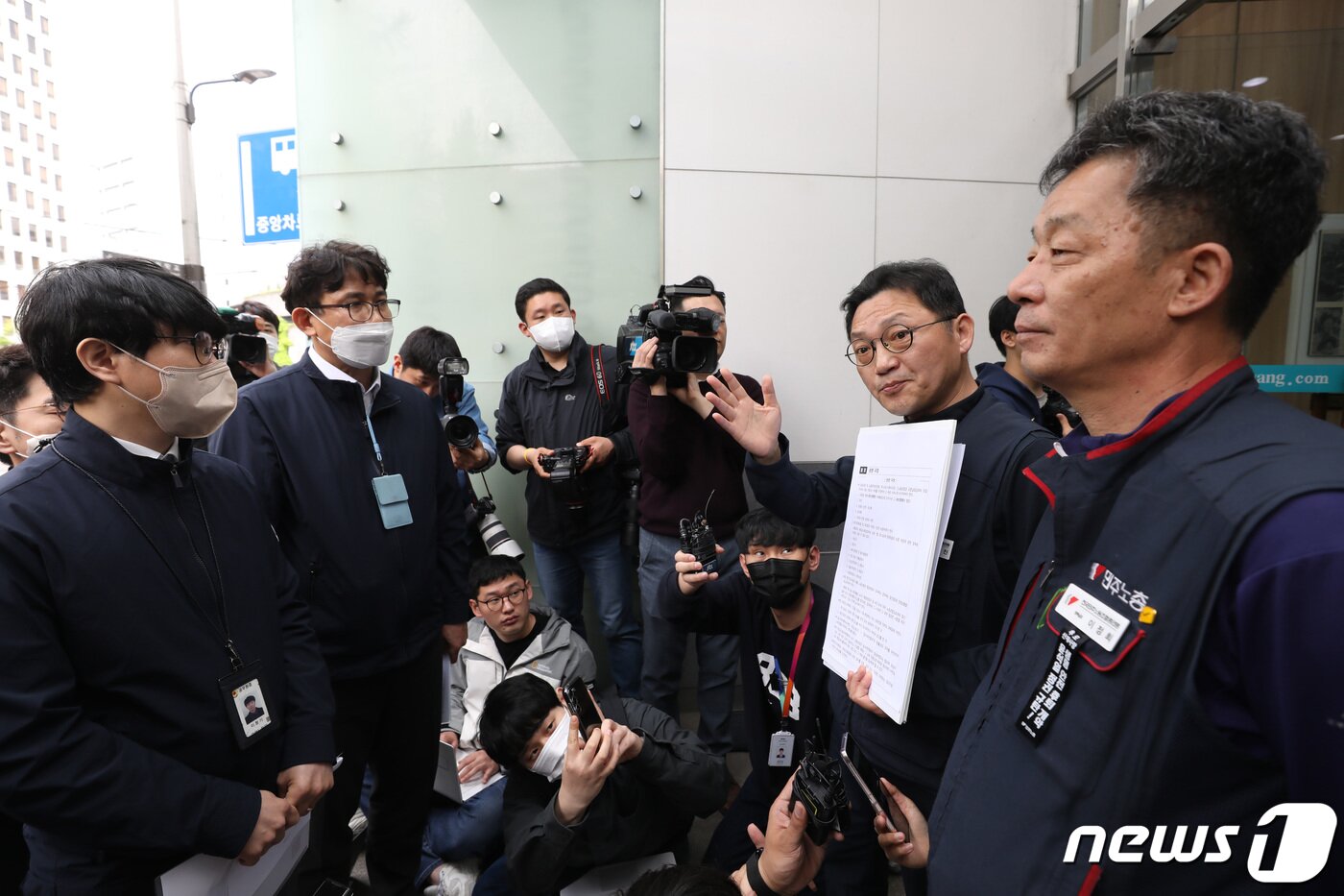 본문 이미지 - 민주노총 조합원들이 21일 오전 회계서류 비치·보존 여부가 확인되지 않은 노동조합에 대한 현장조사를 위해 고용노동부 관계자들이 서울 중구 민주노총 사무실에 들어서려하자 이를 거부하고 있다. 고용부는 이날부터 민주노총과 한국노총 소속 노조 등 총 42개 노조를 상대로 2주간 현장 행정조사를 실시하며 법적 의무를 이행하지 않는 노동조합에 대해 100만 원의 과태료를 부과할 계획이다. 2023.4.21/뉴스1 ⓒ News1 김민지 기자