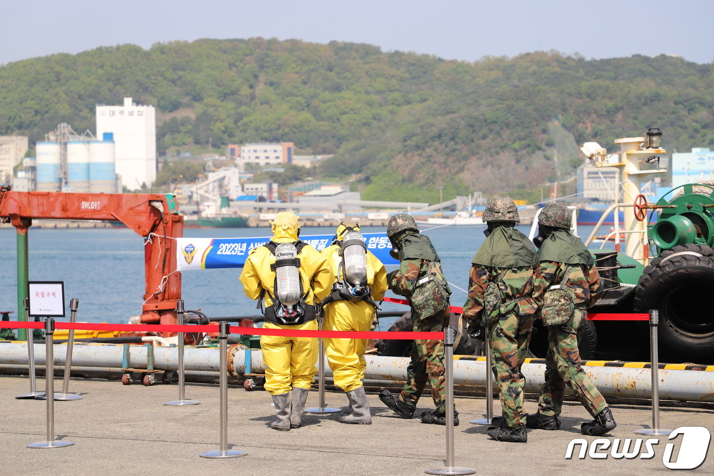 지난 20일 부산해양경찰서는 부산 감천항에서 대규모 해상화학사고&#40;화재·폭발 동반&#41;대비 합동 대응훈련을 실시했다. ⓒ News1 송보현 기자