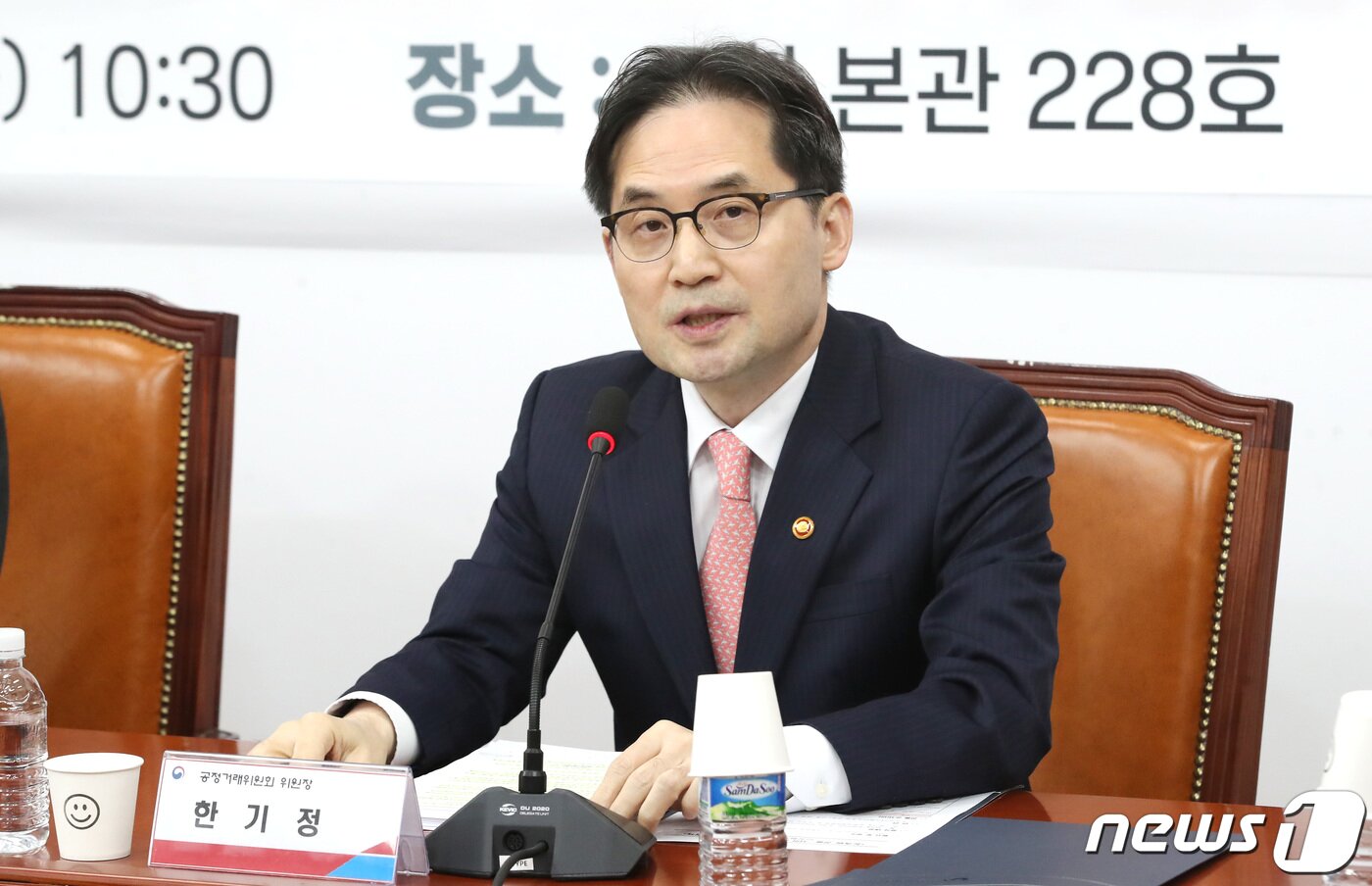 본문 이미지 - 한기정 공정거래위원장이 21일 오전 서울 여의도 국회에서 열린 눈속임 상술 그만! 온라인 다크패턴 근절 대책 당·정협의회에서 모두발언을 하고 있다. 2023.4.21/뉴스1 ⓒ News1 임세영 기자