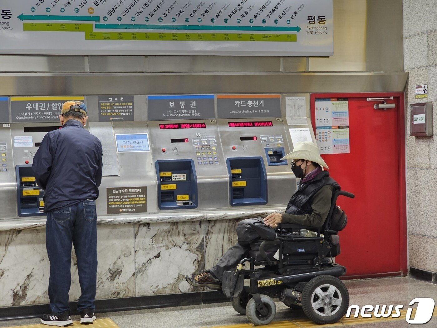 본문 이미지 - 21일 오전 '광주장애인 차별 철폐 집회'의 일환으로 장애인들이 휠체어를 타고 문화전당역으로 향하고 있다. 2023.4.21/뉴스1  ⓒ News1 최성국 기자